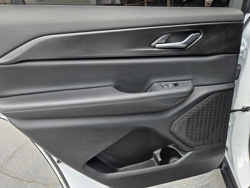 Used 2023 Jeep Grand Cherokee L Laredo 4x2
