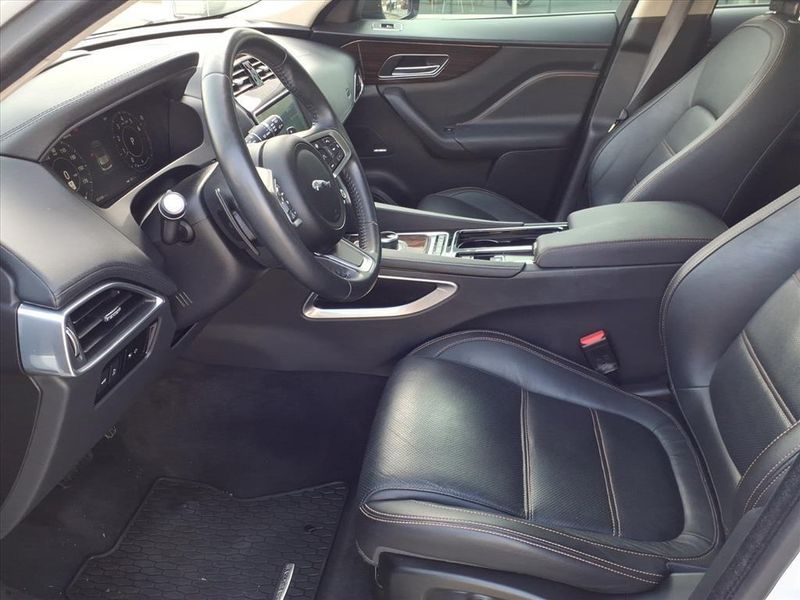 Used 2020 Jaguar F-PACE 25t PrestigeImage 19