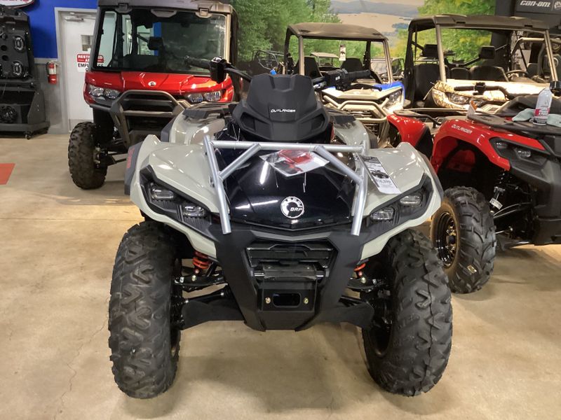 2024 Can-Am OUTLANDER X XC 1000R CHALK GRAY AND CANAM REDImage 12