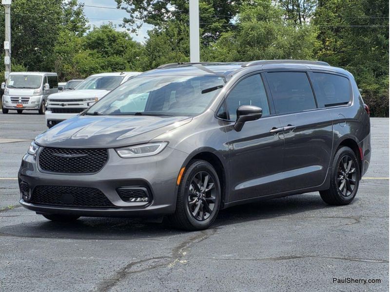 Used 2021 Chrysler Pacifica Touring L S