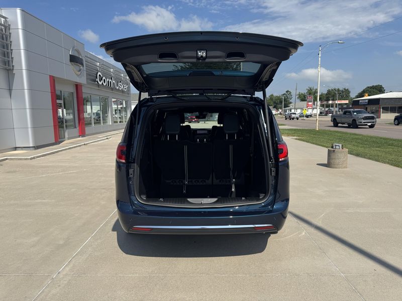 New 2025 Chrysler Pacifica SelectImage 7