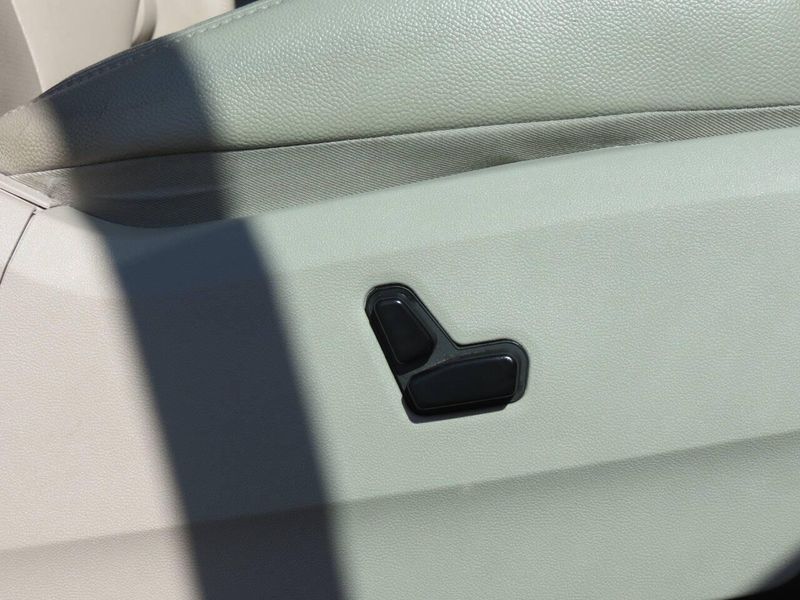 Used 2014 Chrysler Town & Country Touring L 4dr Mini VanImage 25