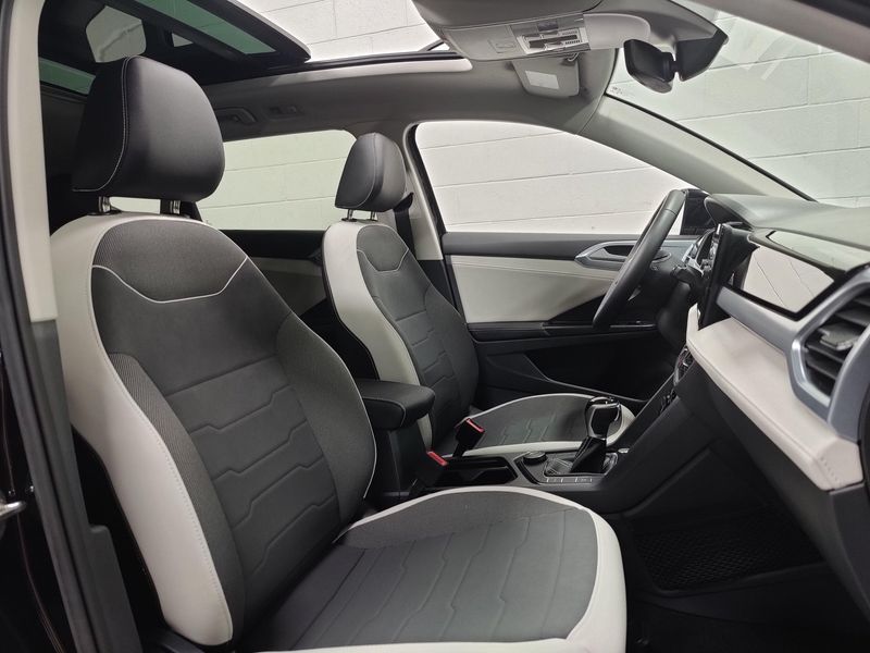 Used 2025 Volkswagen Taos SE AWD w/SunroofImage 5