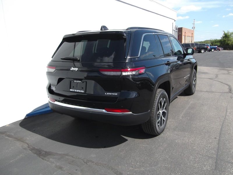 2025 Jeep Grand Cherokee Limited photo 3