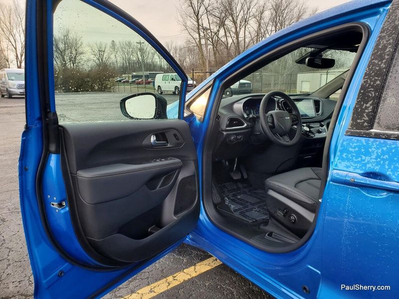 New 2026 Chrysler Pacifica Select