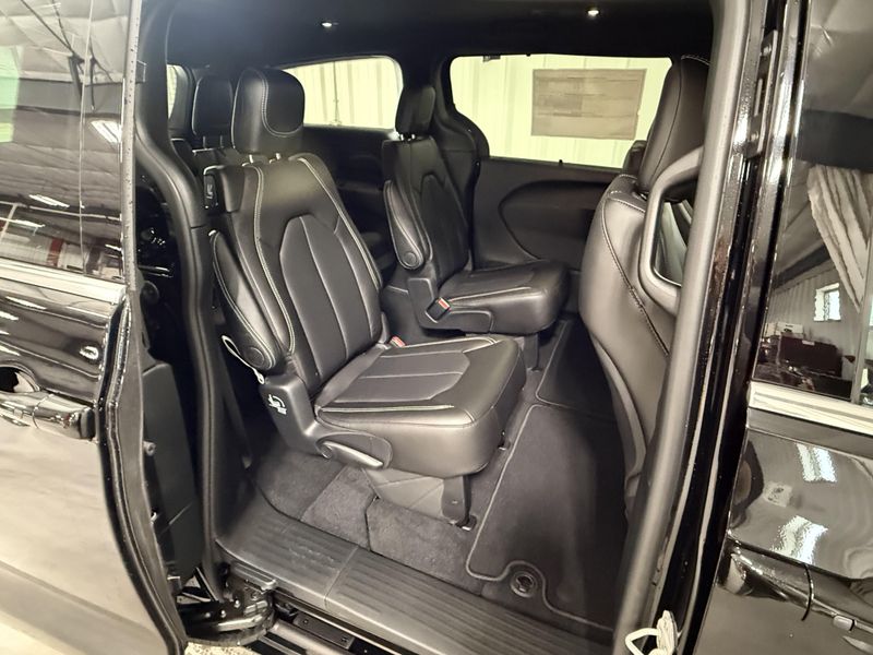 New 2027 Chrysler Pacifica SelectImage 7
