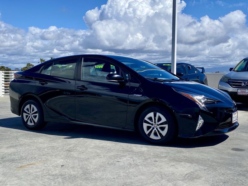 2017 Toyota Prius Image 2