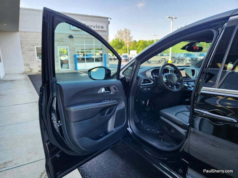 New 2027 Chrysler Pacifica Select