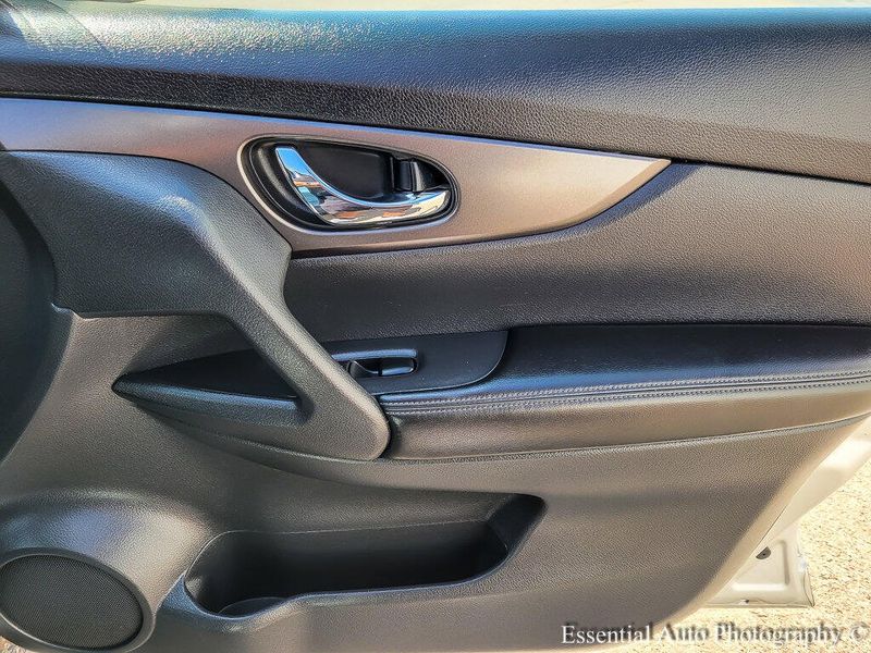 2015 Nissan Rogue SV photo 20