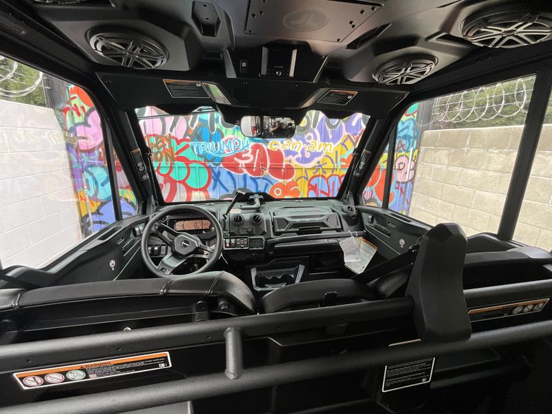 2025 Can-Am DEFENDER MAX 65 HD10 TEXCAB LIMITED Image 9