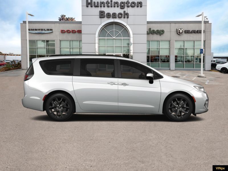 2023 Chrysler Pacifica Limited AWDImage 7