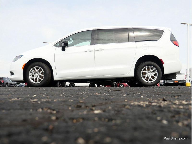 New 2026 Chrysler Voyager Lx
