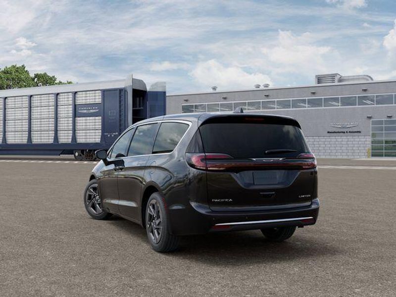 New 2027 Chrysler Pacifica LimitedImage 3
