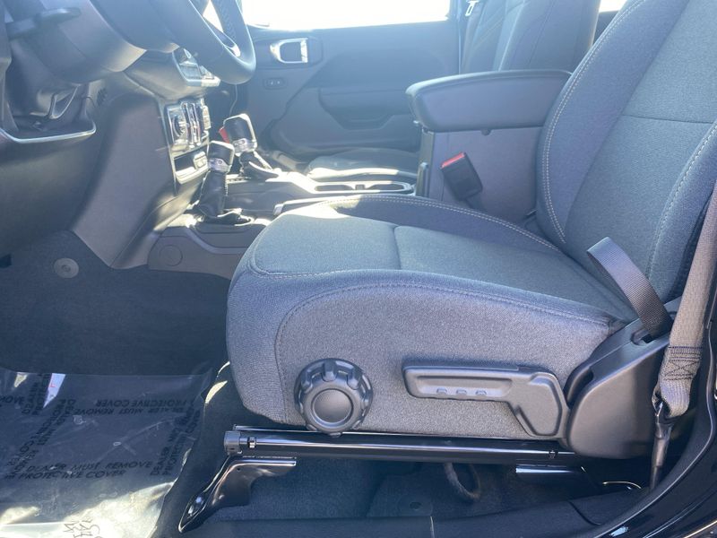 2025 Jeep Gladiator Sport S photo 12