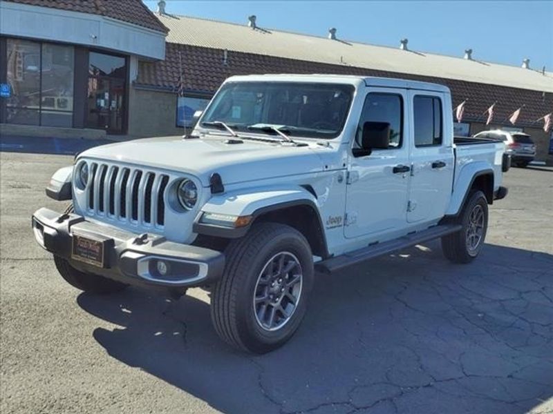 2021 Jeep Gladiator Overland in a Bright White Clear Coat exterior color and Blackinterior. Perris Valley Kia 951-657-6100 perrisvalleykia.com 