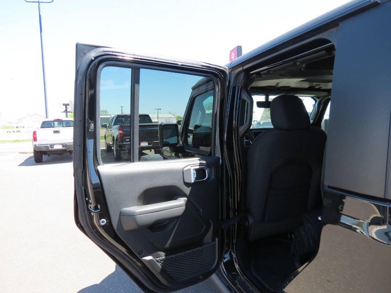 2023 Jeep Gladiator Rubicon 4x4 4dr Crew Cab 5.0 ft. SBImage 27