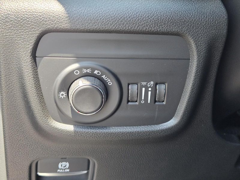 New 2026 Jeep Grand Cherokee L Laredo 4x2