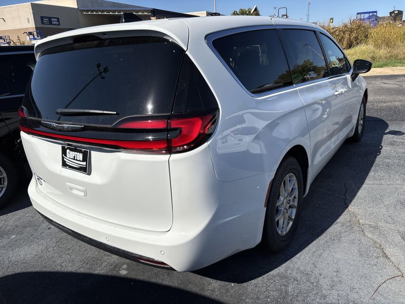 New 2026 Chrysler Pacifica SelectImage 7