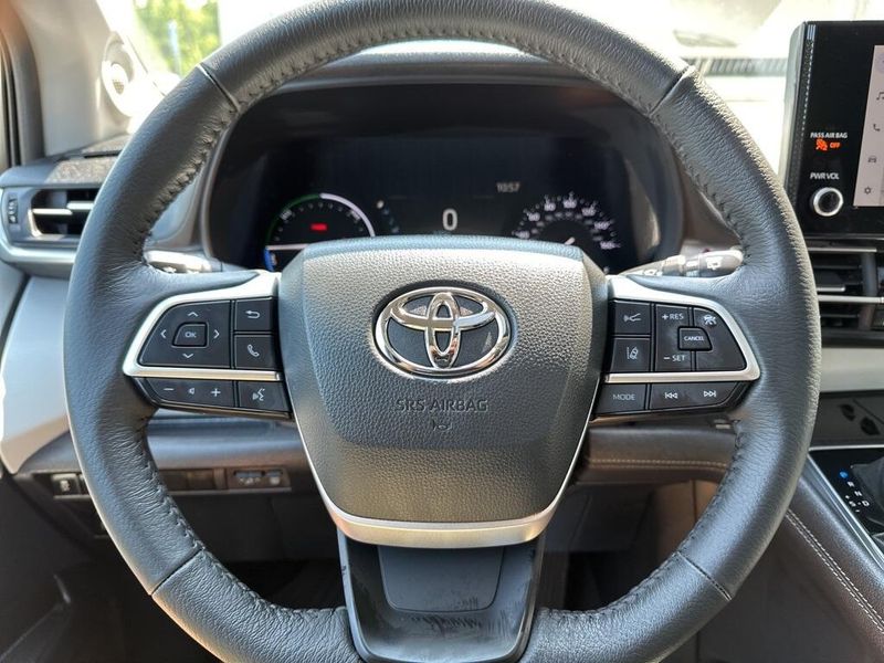 2025 Toyota Sienna XLEImage 36