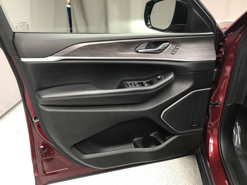 Used 2022 Jeep Grand Cherokee L LimitedImage 3