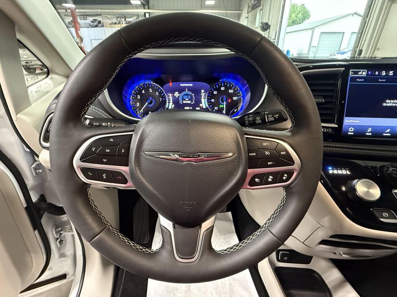 Used 2024 Chrysler Pacifica Touring LImage 18