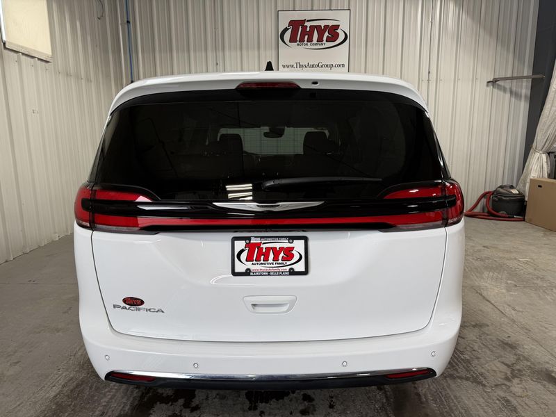 Used 2024 Chrysler Pacifica Touring LImage 4