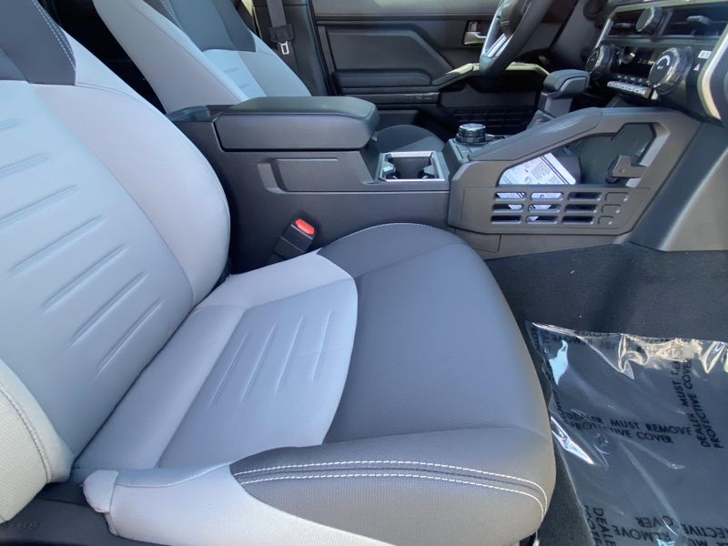 2025 Toyota Tacoma TRD Off Road HybridImage 9