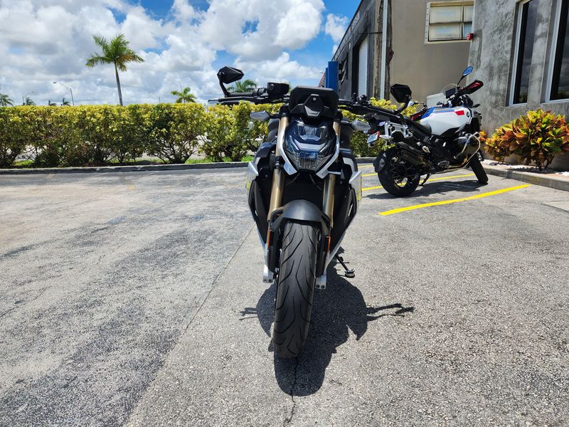 2022 BMW S 1000 R Image 2