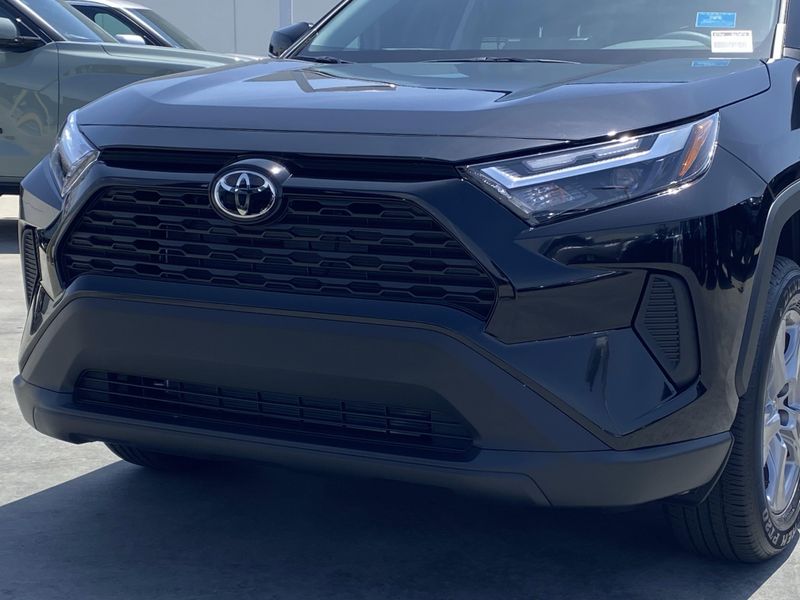 2025 Toyota RAV4 XLEImage 7