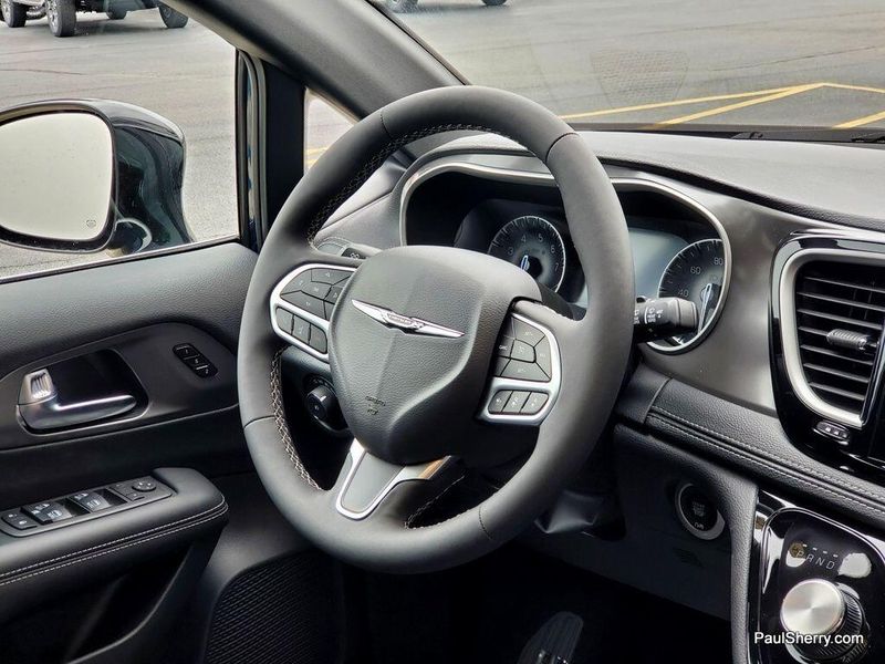 2025 Chrysler Pacifica SelectImage 21