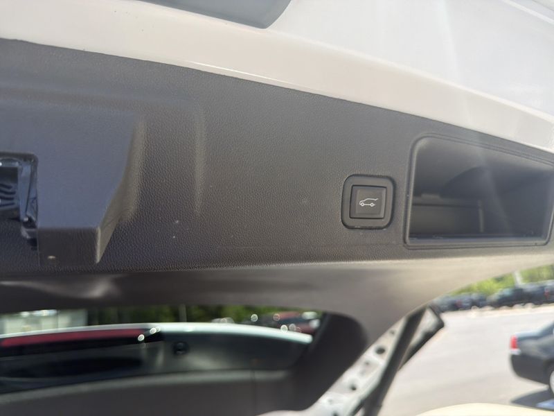 Used 2024 GMC Terrain SLTImage 25