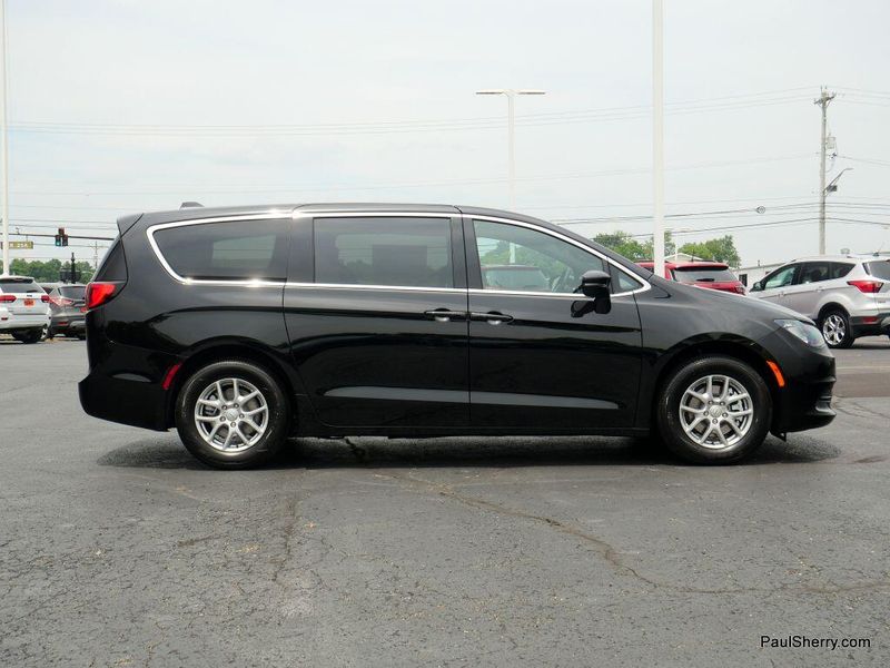 New 2025 Chrysler Voyager LxImage 14