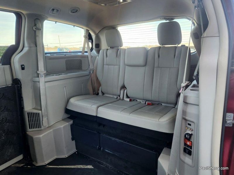2016 Chrysler Town & Country Touring-LImage 40