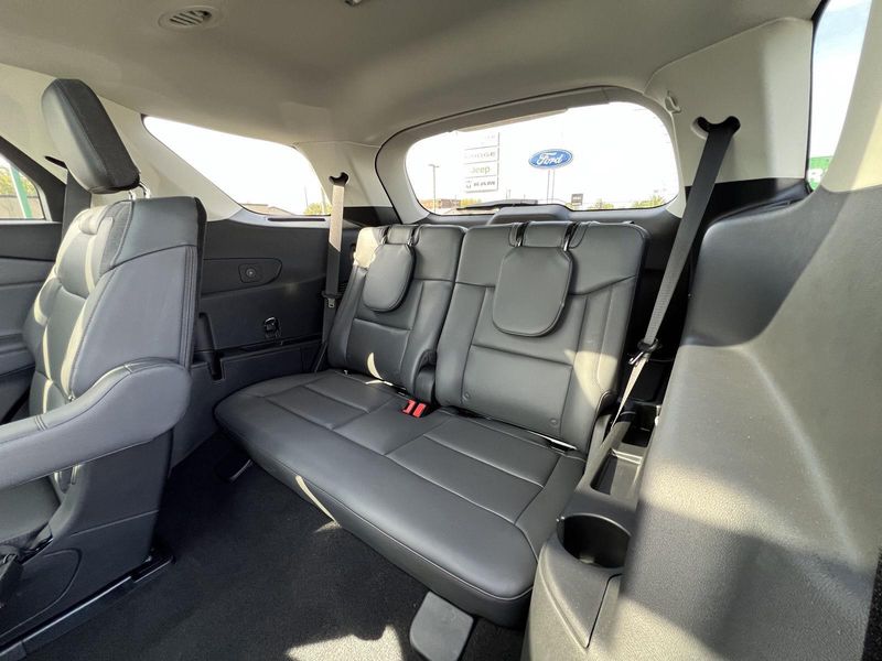 2025 Ford Explorer photo 40