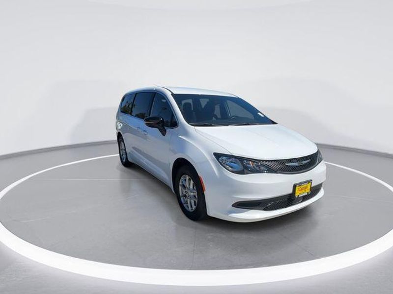 New 2026 Chrysler Voyager LxImage 2