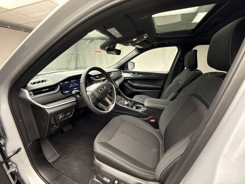 New 2025 Jeep Grand Cherokee Laredo X 4x4Image 9