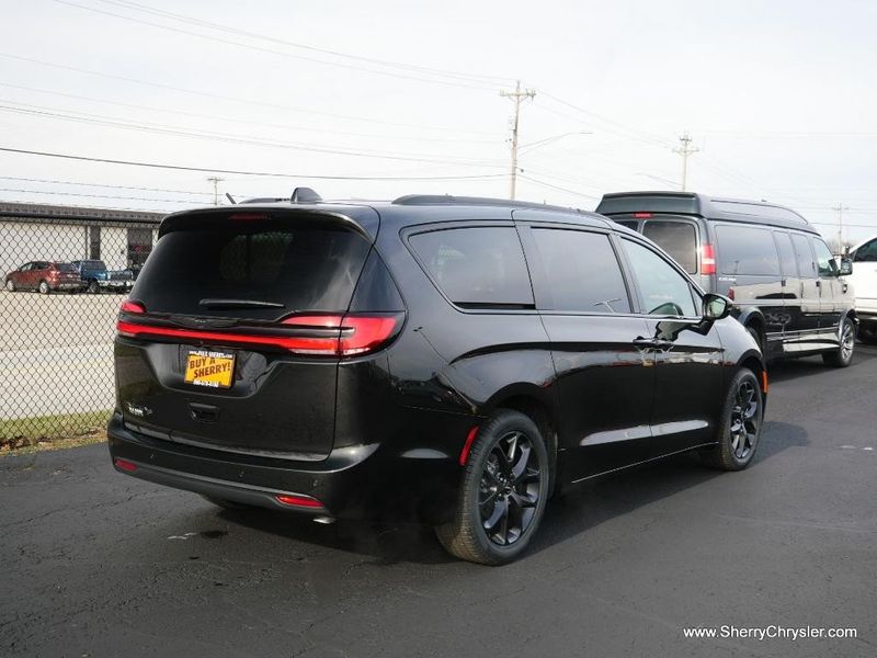 2022 CHRYSLER Pacifica Touring LImage 9