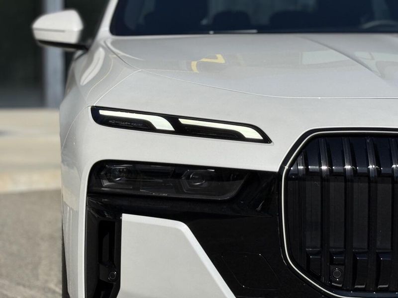 2025 BMW 7 Series 740iImage 12