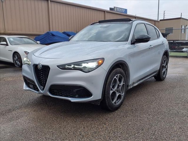 2025 Alfa Romeo Stelvio SprintImage 2