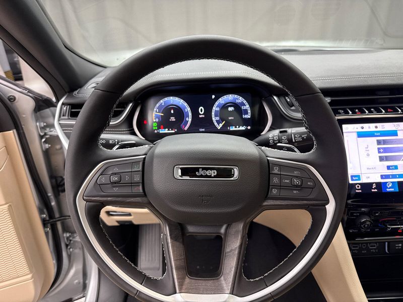 New 2025 Jeep Grand Cherokee L Limited 4x4Image 10