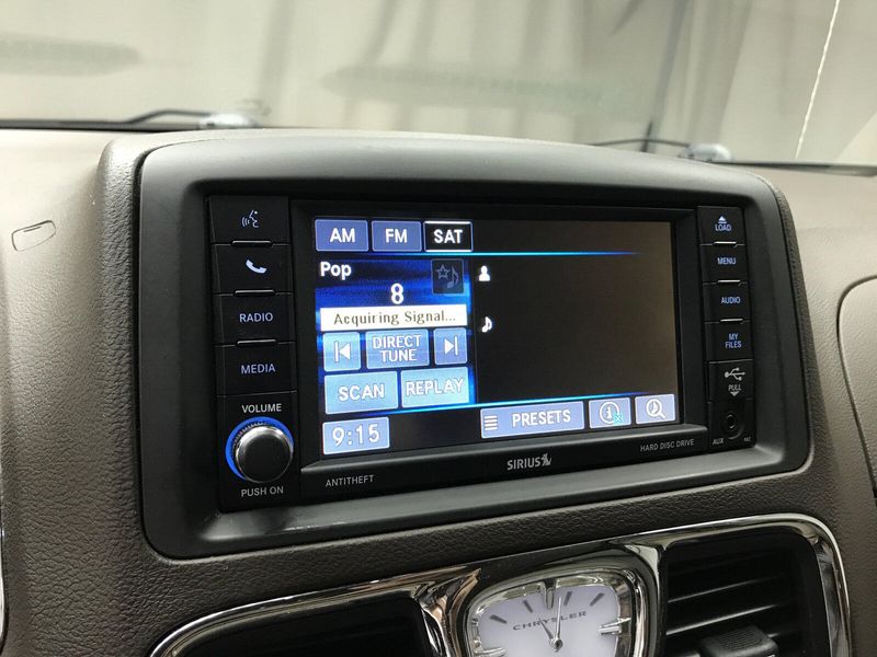 2015 Chrysler Town & Country Touring-LImage 8