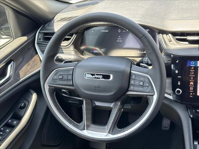 New 2026 Jeep Grand Cherokee Laredo Altitude 4x2