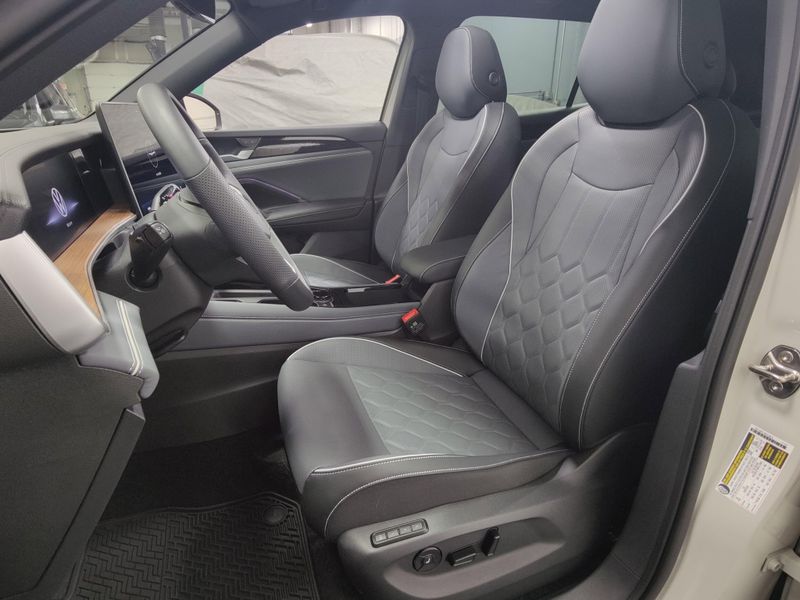 Used 2025 Volkswagen Tiguan SEL R-Line AWD w/Sunroof/NavImage 18