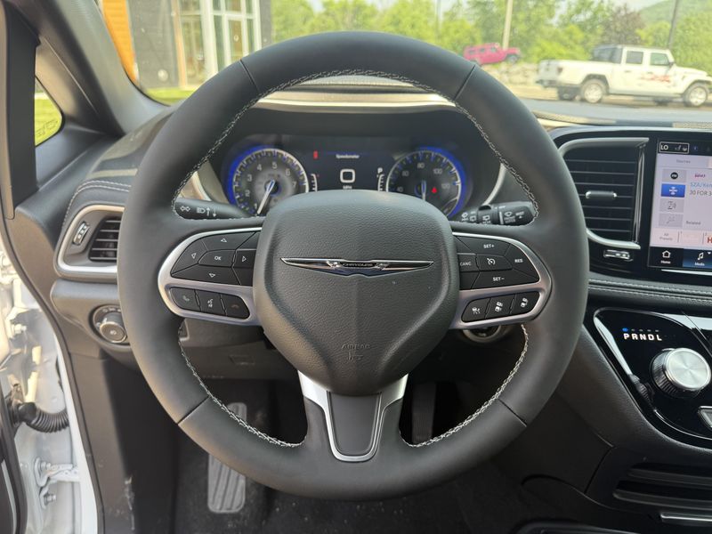 Used 2025 Chrysler Pacifica Select