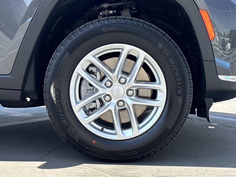 New 2026 Jeep Grand Cherokee L Laredo 4x2