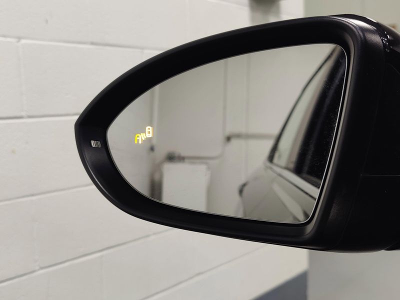 Used 2025 Volkswagen Jetta SEL w/Sunroof & NavigationImage 10