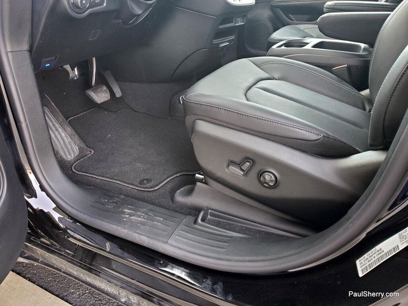 New 2026 Chrysler Pacifica Select