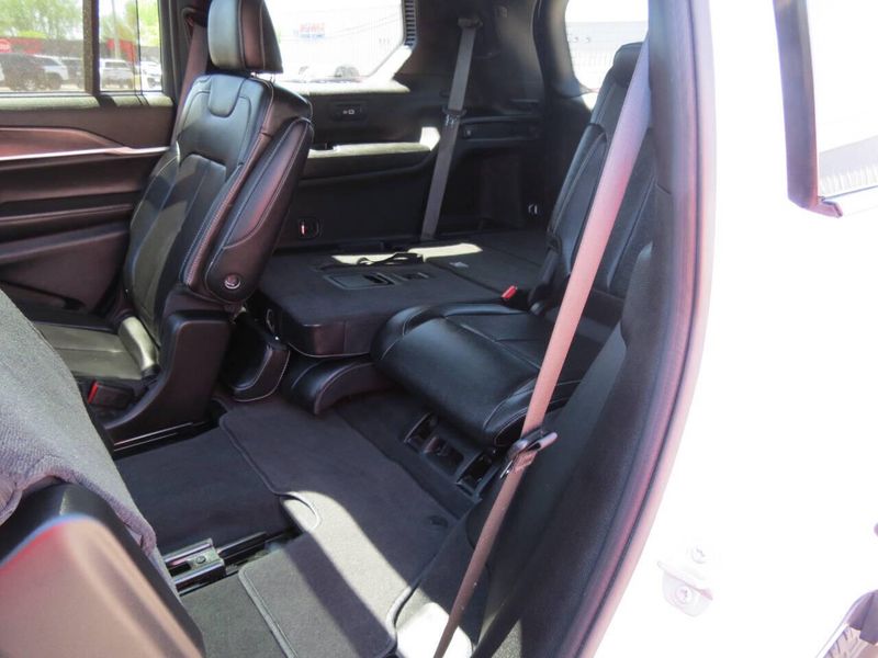 Used 2024 Jeep Grand Cherokee L Limited 4x4 4dr SUVImage 15