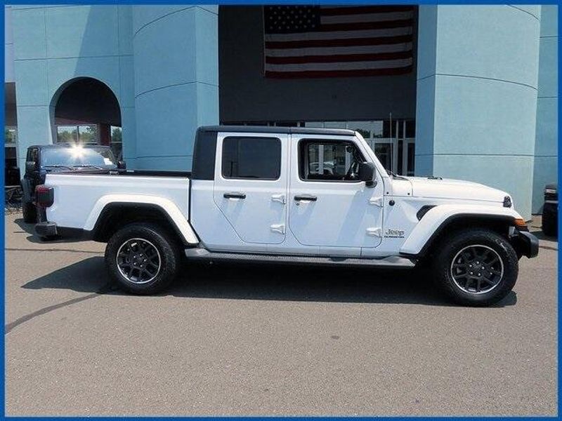 2021 Jeep Gladiator OverlandImage 2