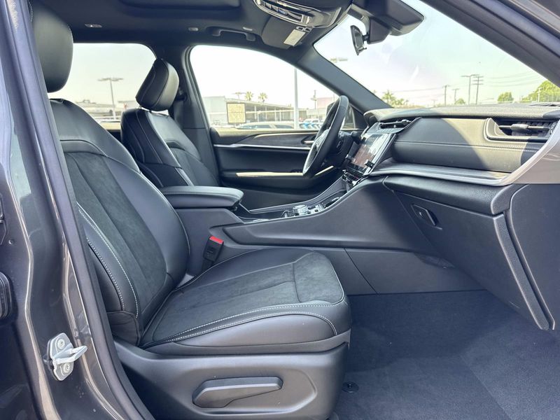New 2026 Jeep Grand Cherokee L Laredo Altitude 4x2